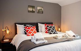 Stylish Modern Apartment In Bury - Sleeps Up To 4